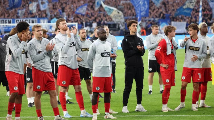20.09.2026, xrekx, Fussball 1.Bundesliga, FC Schalke 04 - SV Elversberg v.l. SV Elversberg Mannschaft vor dem Gästeblock (DFL DFB REGULATIONS PROHIBIT ANY USE OF PHOTOGRAPHS as IMAGE SEQUENCES and or QUASI-VIDEO) Gelsenkirchen