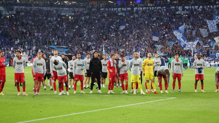 20.09.2026, xrekx, Fussball 1.Bundesliga, FC Schalke 04 - SV Elversberg v.l. SV Elversberg Mannschaft vor dem Gästeblock (DFL DFB REGULATIONS PROHIBIT ANY USE OF PHOTOGRAPHS as IMAGE SEQUENCES and or QUASI-VIDEO) Gelsenkirchen