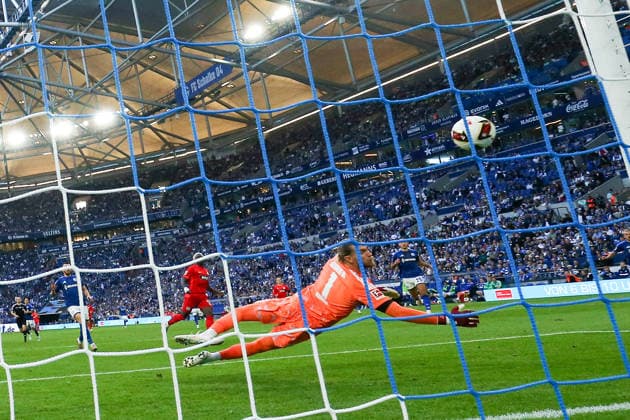 Gelsenkirchen, Germany, 20.09.26, Loris Karius (FC Schalke 04) kontrolliert den Ball waehrend des Spiels der 1. Bundesliga zwischen FC Schalke 04 - SV Elversberg in der Veltins Arena in Gelsenkirchen. (Photo by Joachim Bywaletz) DFB DFL REGULATIONS PROHIBIT ANY USE OF PHOTOGRAPHS AS IMAGE SEQUENCES AND OR QUASI-VIDEO. Copyright: JoachimxBywaletz xJB-Sportfoto