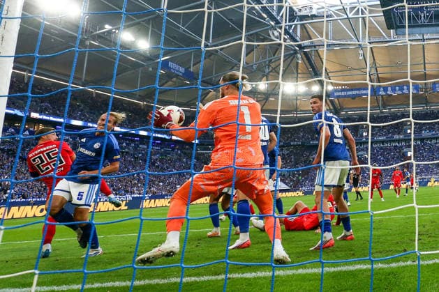 Gelsenkirchen, Germany, 20.09.26,Lukas Petkov (SV Elversberg), Timo Becker (FC Schalke 04) und Loris Karius (FC Schalke 04) im Zweikampf waehrend des Spiels der 1. Bundesliga zwischen FC Schalke 04 - SV Elversberg in der Veltins Arena in Gelsenkirchen. (Photo by Joachim Bywaletz) DFB DFL REGULATIONS PROHIBIT ANY USE OF PHOTOGRAPHS AS IMAGE SEQUENCES AND OR QUASI-VIDEO. Copyright: JoachimxBywaletz xJB-Sportfoto
