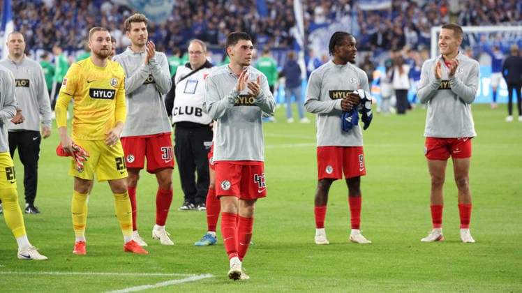 20.09.2026, xrekx, Fussball 1.Bundesliga, FC Schalke 04 - SV Elversberg v.l. SV Elversberg Mannschaft vor dem Gästeblock Felix Keidel (SV 07 Elversberg) (DFL DFB REGULATIONS PROHIBIT ANY USE OF PHOTOGRAPHS as IMAGE SEQUENCES and or QUASI-VIDEO) Gelsenkirchen