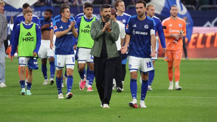 20.09.2026, xrekx, Fussball 1.Bundesliga, FC Schalke 04 - SV Elversberg v.l. Schalke Mannschaft bedankt bedanken sich bei den Fans, the player thanks the fans for their support Miron Muslic Trainer (FC Schalke 04) Kenan Karaman (FC Schalke 04) (DFL DFB REGULATIONS PROHIBIT ANY USE OF PHOTOGRAPHS as IMAGE SEQUENCES and or QUASI-VIDEO) Gelsenkirchen