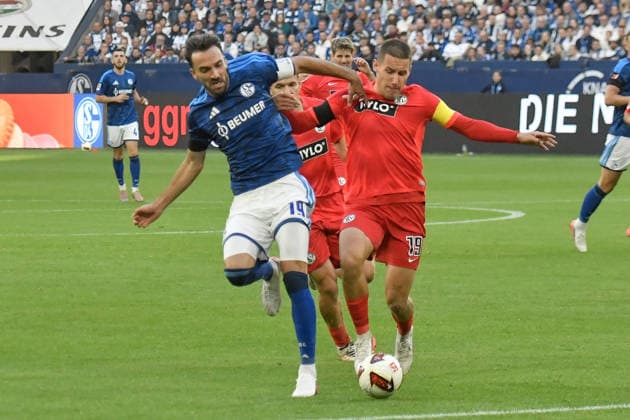 v. li. im Zweikampf Kenan Karaman (Schalke 19) Lukas Pinckert (Elversberg 19) 20.09.2026 ¢ Fussball ¢ FC Schalke 04 vs SV 07 Elversberg, Veltins-Arena, Gelsenkirchen, DFB DFL REGULATIONS PROHIBIT ANY USE OF PHOTOGRAPHS AS IMAGE SEQUENCES AND OR QUASI-VIDEO NRW Germany