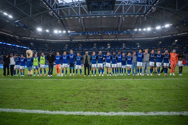 20.09.2026, Fussball, Saison 2026 2027, Bundesliga, FC Schalke 04 - SV Elversberg, Die Spieler des FC Schalke 04 gehen zu den Fans, xRHR-FOTO YYx Copyright: KROEGER RHR-FOTOx RHR-FOTO YY