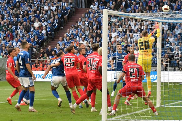 Strafraumszene Nicolas Kristof (Elversberg 20) vereitelt Torchance von Schalke 20.09.2026 ¢ Fussball ¢ FC Schalke 04 vs SV 07 Elversberg, Veltins-Arena, Gelsenkirchen, DFB DFL REGULATIONS PROHIBIT ANY USE OF PHOTOGRAPHS AS IMAGE SEQUENCES AND OR QUASI-VIDEO NRW Germany
