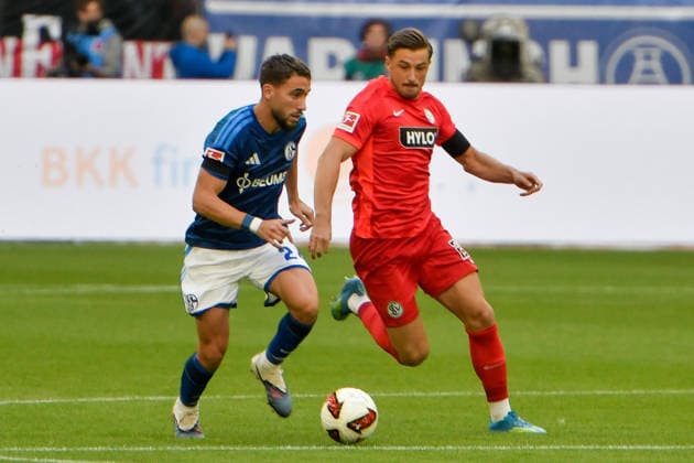 v. li. im Zweikampf Adil Aouchiche (Schalke 24) Lukas Petkov (Elversberg 25) 20.09.2026 ¢ Fussball ¢ FC Schalke 04 vs SV 07 Elversberg, Veltins-Arena, Gelsenkirchen, DFB DFL REGULATIONS PROHIBIT ANY USE OF PHOTOGRAPHS AS IMAGE SEQUENCES AND OR QUASI-VIDEO NRW Germany