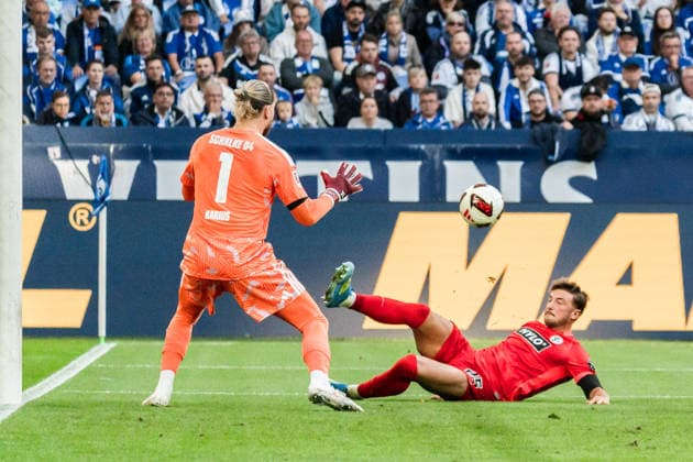Deutschland: 1. Bundesliga 2026 2027, 4. Spieltag - FC Schalke 04 vs. SV Elvsersberg- 20.09.2026 - Veltins-Arena (Gelsenkirchen, Nordrhein-Westfalen) Loris Karius (Schalke 04, 1) Lukas Petkov (Elversberg, 25) Copyright: xCelinaxLeiersx