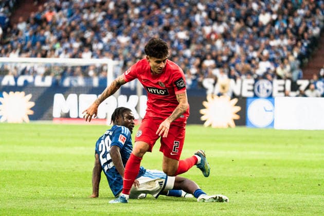 Deutschland: 1. Bundesliga 2026 2027, 4. Spieltag - FC Schalke 04 vs. SV Elvsersberg- 20.09.2026 - Veltins-Arena (Gelsenkirchen, Nordrhein-Westfalen) Nicholas Mickelson (Elversberg, 2) Junior Dina Ebimbe (Schalke 04, 29) Copyright: xCelinaxLeiersx