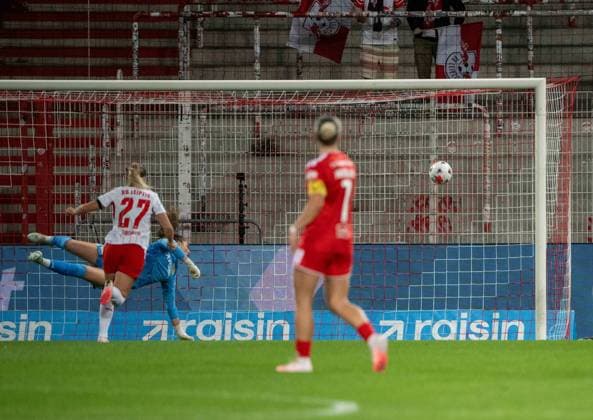 Fußball, Frauen, Saison 2026 2027, Google Pixel Frauen-Bundesliga (5. Spieltag), 1. FC Union Berlin - RB Leipzig, v. l. Alieke Tuin (nicht im Bild, RB Leipzig) erzielt das Tor zum 1:1 gegen Torfrau Nadine Böhi (1. Frauen 1. FC Union), mit der 27 Therese Simonsson (RB Leipzig), 20.09.2026, Copyright: xMatthiasxKochx