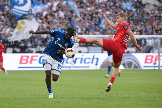 Junior Dina Ebimbe (FC Schalke 04), Lasse Günther (SV Elversberg), v.li. 20.09.2026, Fussball 1. Bundesliga, Saison 2026 2027, 4. Spieltag, FC Schalke 04 - SV Elversberg DFL regulations prohibit any use of photographs as image sequences and or quasi-video Gelsenkirchen Veltins Arena Nordrhein Westfalen Deutschland