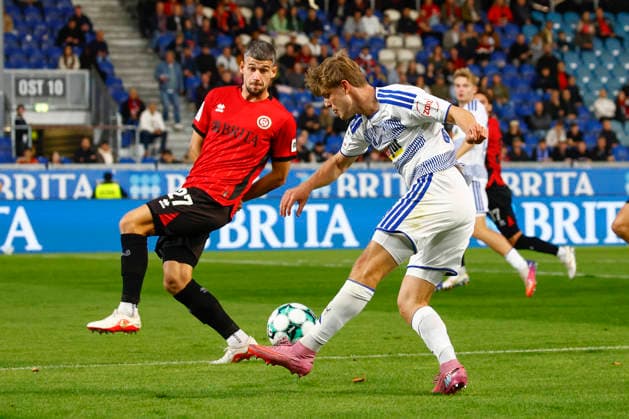 20.09.2026, xavx, Fussball 3.Liga, SV Wehen Wiesbaden - MSV Duisburg v.l. Jordy Gillekens (SV Wehen Wiesbaden), Frederik Christensen (MSV Duisburg) Wiesbaden