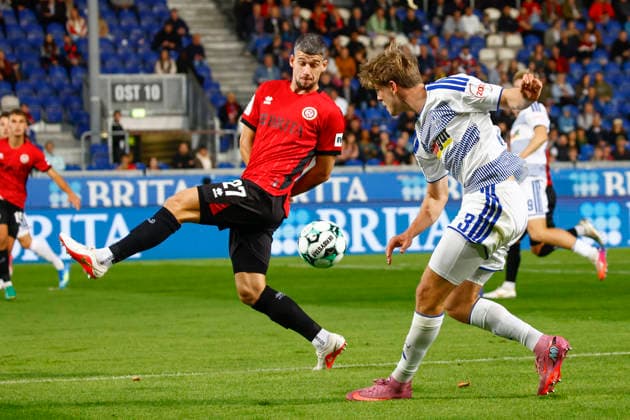20.09.2026, xavx, Fussball 3.Liga, SV Wehen Wiesbaden - MSV Duisburg v.l. Jordy Gillekens (SV Wehen Wiesbaden), Frederik Christensen (MSV Duisburg) Wiesbaden