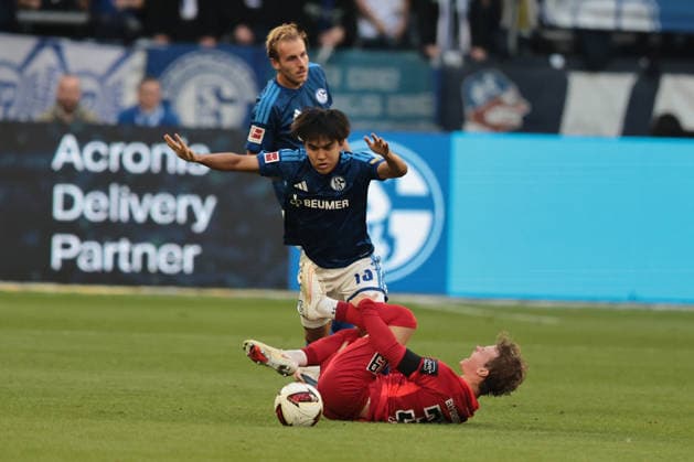 Satoshi Tanaka (FC Schalke 04) und Cole Campbell (SV 07 Elversberg) beim Spiel der 1. Bundesliga (Saison 2026 27) FC Schalke 04 - SV Elversberg - Copyright: Thomas Pakusch