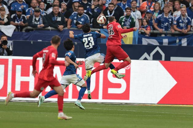 Soufiane El-Faouzi (FC Schalke 04) und Luca Sirch (SV 07 Elversberg) beim Spiel der 1. Bundesliga (Saison 2026 27) FC Schalke 04 - SV Elversberg - Copyright: Thomas Pakusch