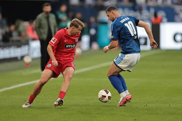 Lasse Günther (SV 07 Elversberg) und Edin Dzeko (FC Schalke 04) beim Spiel der 1. Bundesliga (Saison 2026 27) FC Schalke 04 - SV Elversberg - Copyright: Thomas Pakusch