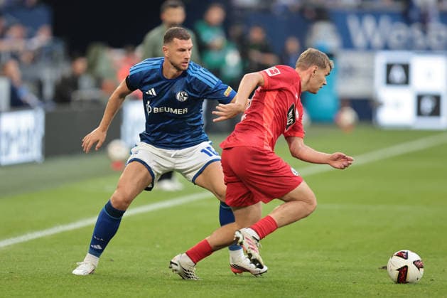 Edin Dzeko (FC Schalke 04) und Lasse Günther (SV 07 Elversberg) beim Spiel der 1. Bundesliga (Saison 2026 27) FC Schalke 04 - SV Elversberg - Copyright: Thomas Pakusch