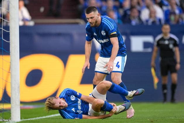 Fußball, 1. Bundesliga, 20260920, FC Schalke 04 - SC 07 Elversberg. Im Bild Timo BECKER (Schalke, 5) angeschlagen am Boden. Gelsenkirchen Veltins-Arena Nordrhein-Westfalen Deutschland Copyright: Passion2Press MarkusxFischerx