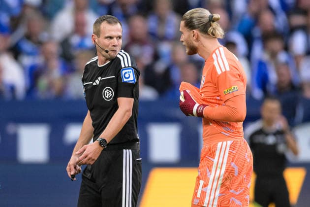 Fußball, 1. Bundesliga, 20260920, FC Schalke 04 - SC 07 Elversberg. Im Bild, v.l. Schiedsrichter Robin BRAUN und Torwart Loris KARIUS (Schalke, 1). Gelsenkirchen Veltins-Arena Nordrhein-Westfalen Deutschland Copyright: Passion2Press MarkusxFischerx