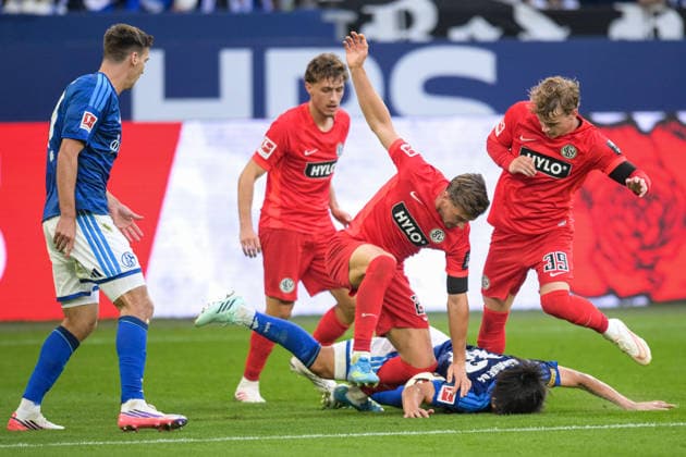 Fußball, 1. Bundesliga, 20260920, FC Schalke 04 - SC 07 Elversberg. Im Bild, v.l. Lukas PETKOV (Elversberg, 25), Satoshi TANAKA (Schalke, 13) und Cole CAMPBELL (Elversberg, 39). Gelsenkirchen Veltins-Arena Nordrhein-Westfalen Deutschland Copyright: Passion2Press MarkusxFischerx