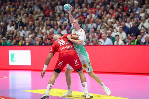20.09.2026, xgox, Handball - Opel HBL MT Melsungen - SC Magdeburg emspor, v.l. Adrian Sipos (Melsungen, 8), Felix Claar (Magdeburg, 7) Zweikampf, Duell, Kampf, tackle Kassel