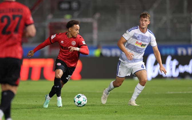 20.09.2026, Fussball 3. Liga, SV Wehen Wiesbaden - MSV Duisburg, v.l., Roberto Massimo (SV Wehen Wiesbaden), Martin Ens (MSV Duisburg) DFL DFB REGULATIONS PROHIBIT ANY USE OF PHOTOGRAPHS AS IMAGE SEQUENCES AND OR QUASI-VIDEO. xdcx Copyright: HMBxMedia Claus