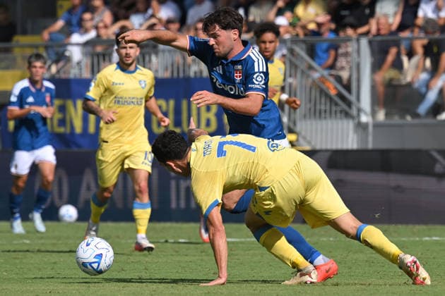 IPA88769048 - Martin Baturina of Como and Patrizio Masini of Frosinone during the 2026–2027 Serie A match between Frosinone and Como at Benito Stirpe Stadium in Frosinone, Italy, on September 20, 2026. Mattia Vian  Copyright: xMattiaxVian IPAxSportx xx IPA88769048