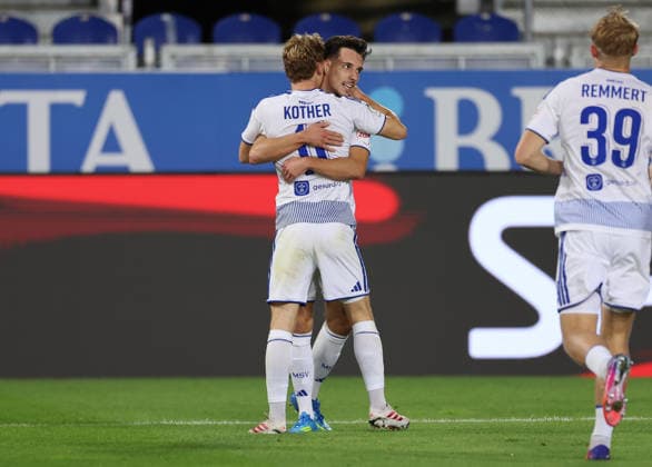 20.09.2026, Fussball 3. Liga, SV Wehen Wiesbaden - MSV Duisburg, v.l., Torjubel zum 0:2 durch Dominik Kother (MSV Duisburg), Goal celebration, celebrate the goal, Conor Noß (MSV Duisburg) DFL DFB REGULATIONS PROHIBIT ANY USE OF PHOTOGRAPHS AS IMAGE SEQUENCES AND OR QUASI-VIDEO. xdcx Copyright: HMBxMedia Claus