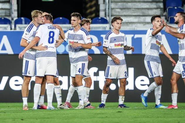 Fussball, 3.Liga Saison 2026 2027 7.Spieltag SV Wehen Wiesbaden - MSV Duisburg 20.09.2026, BRITA-Arena Torjubel MSV Duisburg nach dem Tor zum 1-0 durch Dominik Kother (MSV Duisburg, 11) die Spieler freuen sich Wiesbaden BRITA-Arena Hessen Deutschland