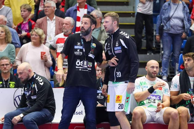 20.09.2026, xgox, Handball - Opel HBL MT Melsungen - SC Magdeburg emspor, v.l. Bennet Wiegert (Magdeburg, Trainer) und Philipp Weber (Magdeburg, 20) im Gespräch Kassel