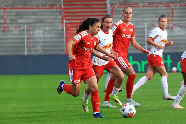 20.09.2026, GER Deutschland, Fussball, 1.Fussballbundesliga, Frauen, 2026 2027, Alte Foersterei, 1.FC Union vs. RB Leibzig Judit Pujols ( 1.FC Union Berlin 5 ), Sara Pusztai ( RB Leipzig 18 ) 1. Liga: DFB DFL regulations prohibit any use of photographs as image sequences and or quasi-video) nordphoto GmbH Engler Berlin Stadion Alte Foersterei Berlin Deutschland Copyright: xNordphotox xEnglerx