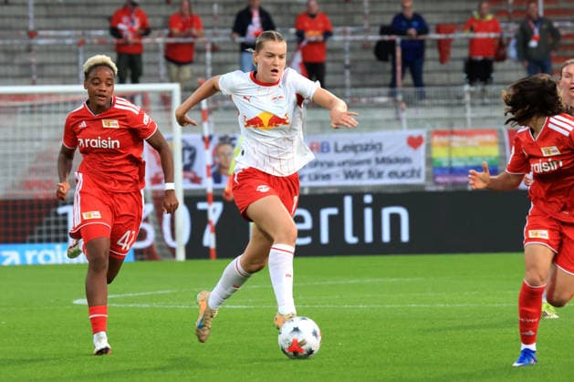 20.09.2026, GER Deutschland, Fussball, 1.Fussballbundesliga, Frauen, 2026 2027, Alte Foersterei, 1.FC Union vs. RB Leibzig Naika Reissner ( 1.FC Union Berlin 42 ), Charlotte Hulst ( RB Leipzig 77 ) 1. Liga: DFB DFL regulations prohibit any use of photographs as image sequences and or quasi-video) nordphoto GmbH Engler Berlin Stadion Alte Foersterei Berlin Deutschland Copyright: xNordphotox xEnglerx