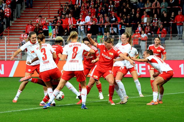 20.09.2026, GER Deutschland, Fussball, 1.Fussballbundesliga, Frauen, 2026 2027, Alte Foersterei, 1.FC Union vs. RB Leibzig Naika Reissner ( 1.FC Union Berlin 42 ), Samantha Steuerwald ( 1.FC Union Berlin 19 ), Leipziger-Spielerinnenkreis, NIKOLINE DUDEK ( RB Leipzig 24 ) 1. Liga: DFB DFL regulations prohibit any use of photographs as image sequences and or quasi-video) nordphoto GmbH Engler Berlin Stadion Alte Foersterei Berlin Deutschland Copyright: xNordphotox xEnglerx