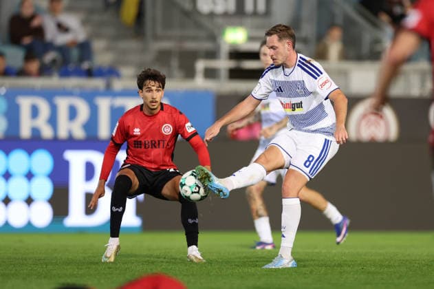 20.09.2026, Fussball 3. Liga, SV Wehen Wiesbaden - MSV Duisburg, v.l., Raul Paula (SV Wehen Wiesbaden), Aljaz Casar (MSV Duisburg) DFL DFB REGULATIONS PROHIBIT ANY USE OF PHOTOGRAPHS AS IMAGE SEQUENCES AND OR QUASI-VIDEO. xdcx Copyright: HMBxMedia Claus