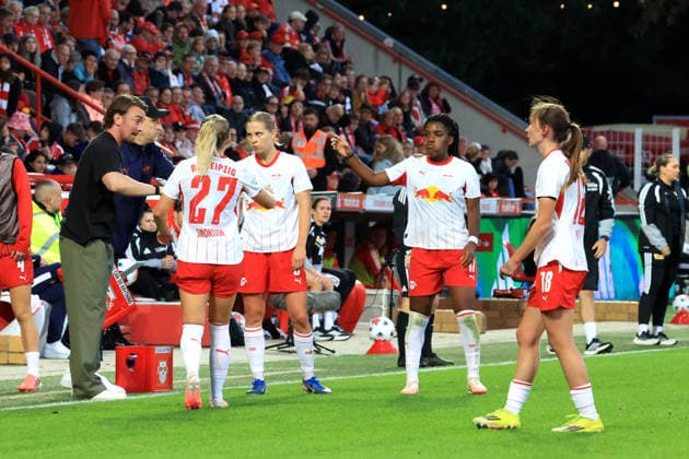 20.09.2026, GER Deutschland, Fussball, 1.Fussballbundesliga, Frauen, 2026 2027, Alte Foersterei, 1.FC Union vs. RB Leibzig Cheftrainer Jonas Stephan ( RB Leipzig ), Leipziger-Spielerinnenkreis 1. Liga: DFB DFL regulations prohibit any use of photographs as image sequences and or quasi-video) nordphoto GmbH Engler Berlin Stadion Alte Foersterei Berlin Deutschland Copyright: xNordphotox xEnglerx