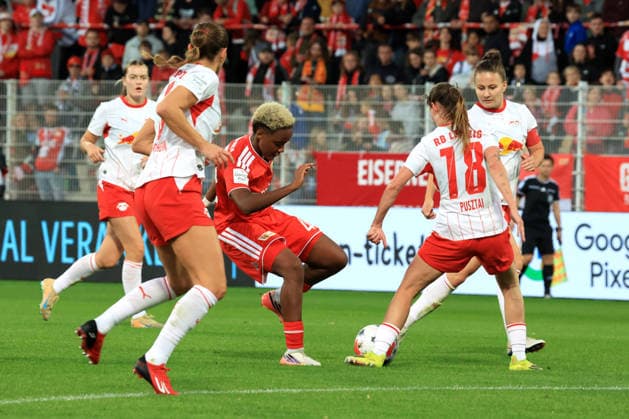 20.09.2026, GER Deutschland, Fussball, 1.Fussballbundesliga, Frauen, 2026 2027, Alte Foersterei, 1.FC Union vs. RB Leibzig Naika Reissner ( 1.FC Union Berlin 42 ), Spielerkreis, Sara Pusztai ( RB Leipzig 18 ) 1. Liga: DFB DFL regulations prohibit any use of photographs as image sequences and or quasi-video) nordphoto GmbH Engler Berlin Stadion Alte Foersterei Berlin Deutschland Copyright: xNordphotox xEnglerx