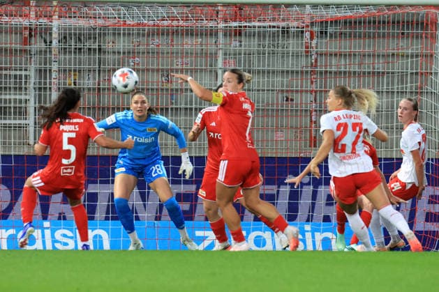 20.09.2026, GER Deutschland, Fussball, 1.Fussballbundesliga, Frauen, 2026 2027, Alte Foersterei, 1.FC Union vs. RB Leibzig Nadine Boehi ( 1.FC Union Berlin 28 ), Judit Pujols ( 1.FC Union Berlin 5 ), Lisa Heiseler C ( 1.FC Union Berlin 7 ), Therese Simonsson ( RB Leipzig 27 ) 1. Liga: DFB DFL regulations prohibit any use of photographs as image sequences and or quasi-video) nordphoto GmbH Engler Berlin Stadion Alte Foersterei Berlin Deutschland Copyright: xNordphotox xEnglerx