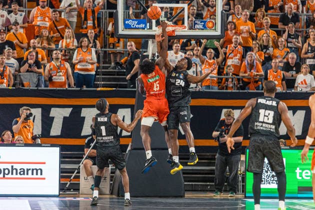 20.09.26 ratiopharm Ulm - MHP Riesen Ludwigsburg Deutschland, Ulm, 20.09.2026, Basketball, Bundesliga, Saison 2026 2027, ratiopharm Ulm - MHP Riesen Ludwigsburg: v.l. Oluwasimisola Shittu (ratiopharm Ulm), Maxwell Temoka Dongmo (MHP Riesen Ludwigsburg).