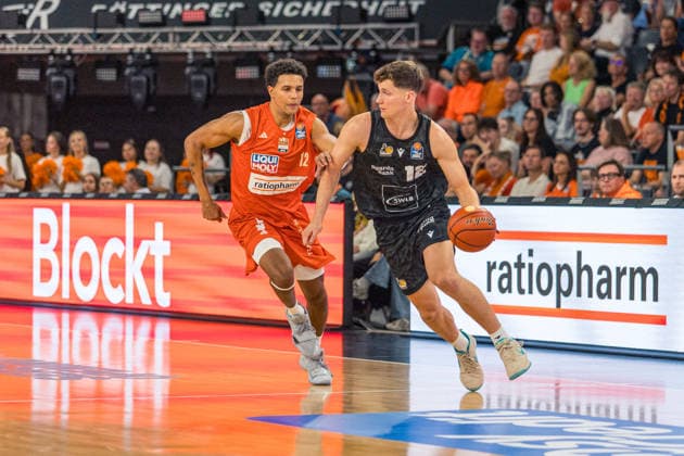20.09.26 ratiopharm Ulm - MHP Riesen Ludwigsburg Deutschland, Ulm, 20.09.2026, Basketball, Bundesliga, Saison 2026 2027, ratiopharm Ulm - MHP Riesen Ludwigsburg: v.l. Michael Rataj (ratiopharm Ulm), Patrick Cartier (MHP Riesen Ludwigsburg).