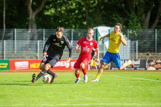 FSV Torhüter Kevin Tittel, Kay Seidemann (GFC, mi.) und Max Hathaway (FSV, re.) GER, Fussball, Herren, Regionalliga Nordost, Saison 2026-2027, 9. Spieltag, Greifswalder FC - FSV 63 Luckenwalde