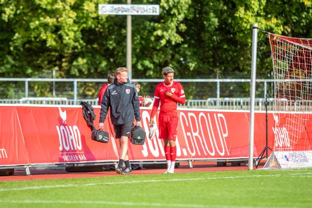 Colin Kroll-Thiel (re.) mit Physio des GFCs. Der Stürmer musste kurz nach seiner Einwechslung verletzungsbedingt wieder aus dem Spiel genommen werden. GER, Fussball, Herren, Regionalliga Nordost, Saison 2026-2027, 9. Spieltag, Greifswalder FC - FSV 63 Luckenwalde