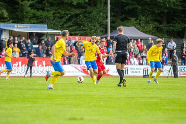 Ex-GFC Spieler Fabio Schneider (FSV, mi.) gegen Laurin Schößler GER, Fussball, Herren, Regionalliga Nordost, Saison 2026-2027, 9. Spieltag, Greifswalder FC - FSV 63 Luckenwalde