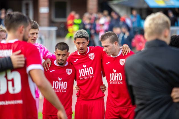 Lion Semic, Collin Kroll-Thiel und Robert Leipertz (GFC) nach dem Spiel im Mannschaftskreis GER, Fussball, Herren, Regionalliga Nordost, Saison 2026-2027, 9. Spieltag, Greifswalder FC - FSV 63 Luckenwalde