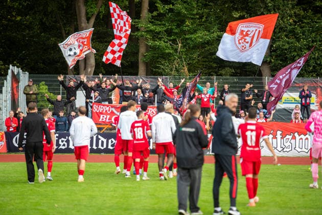Die Spieler des Greifswalder FC bedankten sich nach dem Spiel bei den Fans für die Unterstützung GER, Fussball, Herren, Regionalliga Nordost, Saison 2026-2027, 9. Spieltag, Greifswalder FC - FSV 63 Luckenwalde