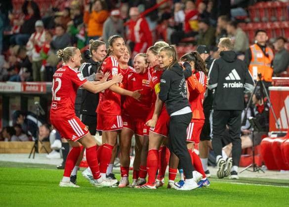 Fußball, Frauen, Saison 2026 2027, Google Pixel Frauen-Bundesliga (5. Spieltag), 1. FC Union Berlin - RB Leipzig, v. l. Lina Hausicke (1. Frauen 1. FC Union), Amber Tysiak (1. Frauen 1. FC Union), Lisa Heiseler (1. Frauen 1. FC Union), Samantha Steuerwald (1. Frauen 1. FC Union), Trainerin Marie-Louise Eta (1. Frauen 1. FC Union), Jubel nach Tor zum 2:2, 20.09.2026, Copyright: xMatthiasxKochx