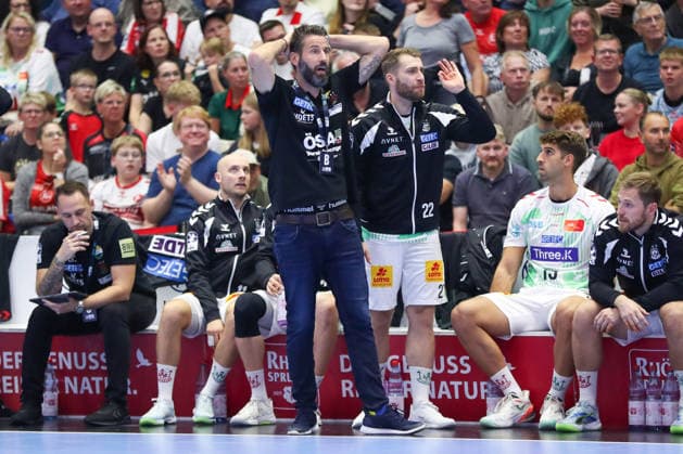 20.09.2026, xgox, Handball - Opel HBL MT Melsungen - SC Magdeburg emspor, v.l. Bennet Wiegert (Magdeburg, Trainer), Lukas Mertens (Magdeburg, 22) enttaeuscht, schaut enttaeuscht, niedergeschlagen, disappointed Kassel