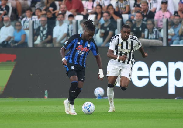 IPA88769808 - Jonathan Rowe of Atalanta BC and Pierre Kalulu of Juventus FC during the 2026–27 Italian Serie A season, in a soccer match between Juventus FC and Atalanta BC on September 20, 2026, at Allianz Stadium in Turin, Italy. Photo by Nderim KACELI  Copyright: xNderimxKaceli IPAxSportx xx IPA88769808