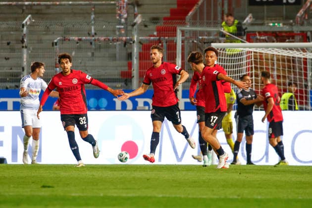 20.09.2026, xavx, Fussball 3.Liga, SV Wehen Wiesbaden - MSV Duisburg v.l. Lukas Schleimer (SV Wehen Wiesbaden) celebrate the goal, Der Torjubel zum 1:3 Wiesbaden