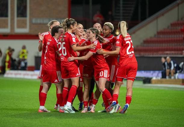 Fußball, Frauen, Saison 2026 2027, Google Pixel Frauen-Bundesliga (5. Spieltag), 1. FC Union Berlin - RB Leipzig, v. l. Amber Tysiak (1. Frauen 1. FC Union), Eileen Campbell (1. Frauen 1. FC Union), Naika Reissner (1. Frauen 1. FC Union), Jubel nach Tor zum 3:2, 20.09.2026, Copyright: xMatthiasxKochx