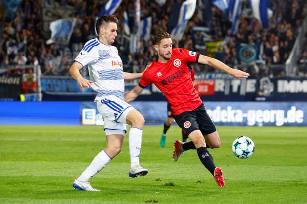 20.09.2026, xavx, Fussball 3.Liga, SV Wehen Wiesbaden - MSV Duisburg v.l. Martin Ens (MSV Duisburg), Lukas Schleimer (SV Wehen Wiesbaden) Wiesbaden