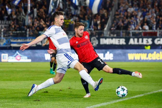 20.09.2026, xavx, Fussball 3.Liga, SV Wehen Wiesbaden - MSV Duisburg v.l. Martin Ens (MSV Duisburg), Lukas Schleimer (SV Wehen Wiesbaden) Wiesbaden